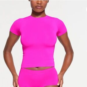 SKIMS fits everybody t shirt limited edition bright pink